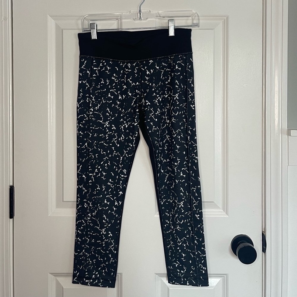 Under Armour Black and White Cropped Patterned Leggings
